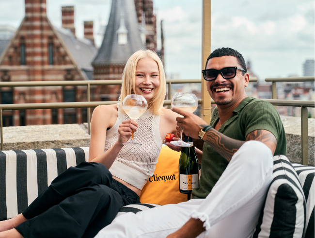 Genieten van de hapjes van restaurant MR PORTER in WET Deck voelt alsof je smaakpapillen op vakantie zijn.