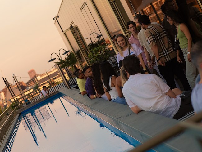 Mooiste rooftop zwembad in Amsterdam